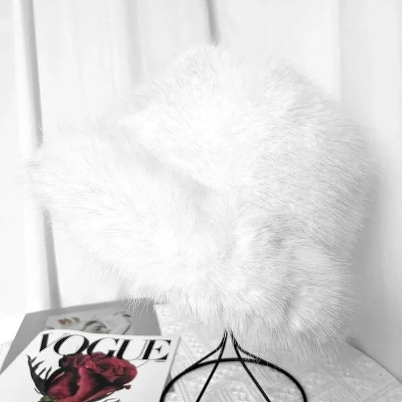 Elegant White Faux Fur Women's Bucket Hat - Picture 1 of 3